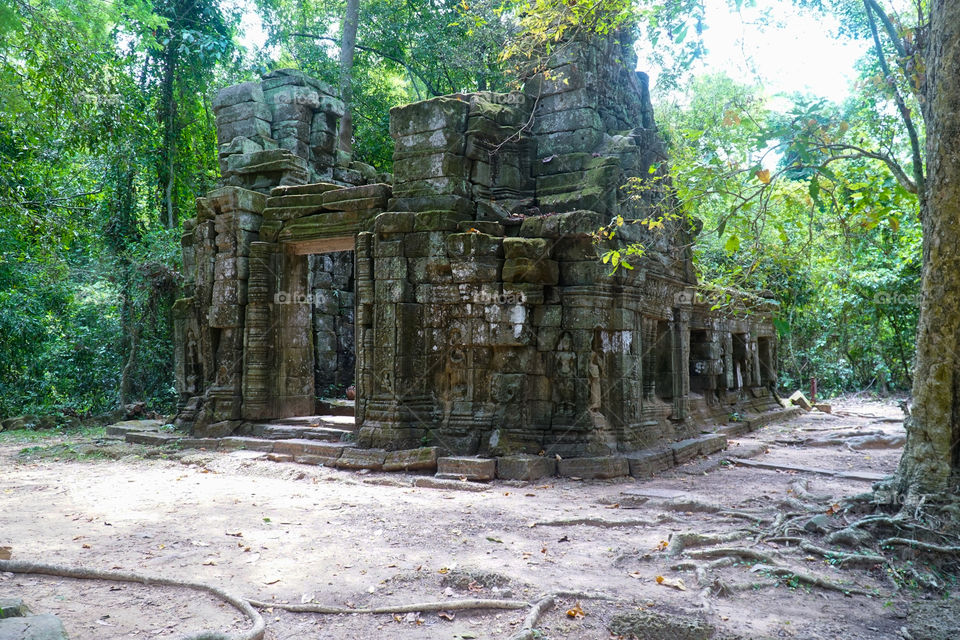 the ruins of lonely temple in angkor wat archaelogical park