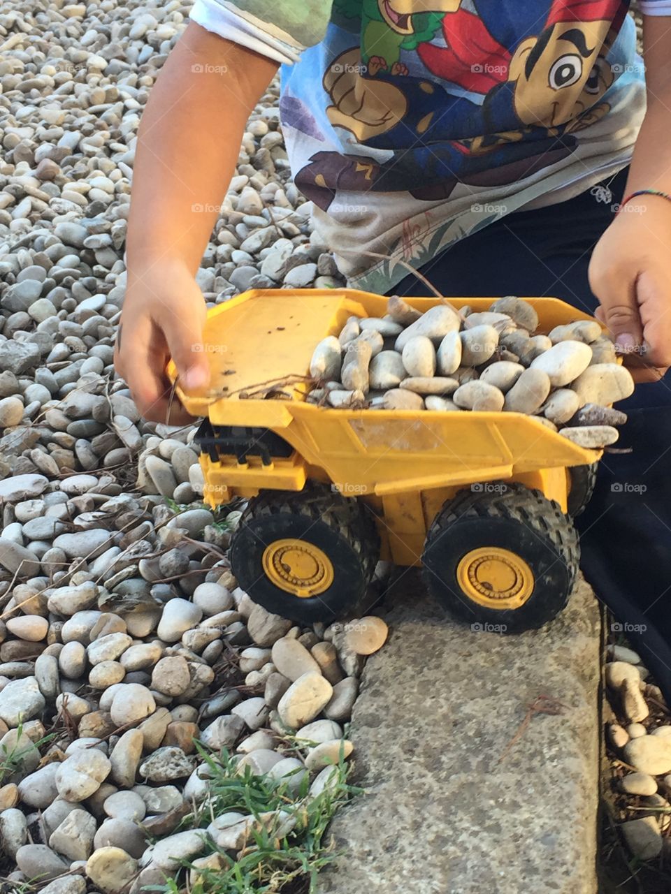 Un momento di gioco con la babysitter nel giardino dell'asilo prima di andare via 