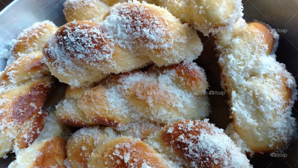 Deliciosas rosquinhas com cobertura de leite condensado e côco ralado.