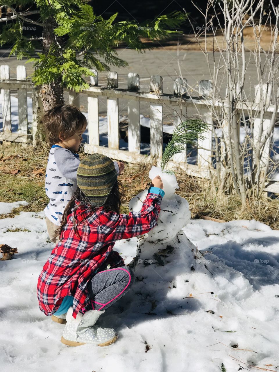 Sissy and Bud decorating the snowman ⛄️