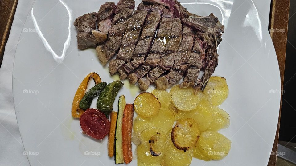 Chuleton a la brasa con patatas brat (josper)