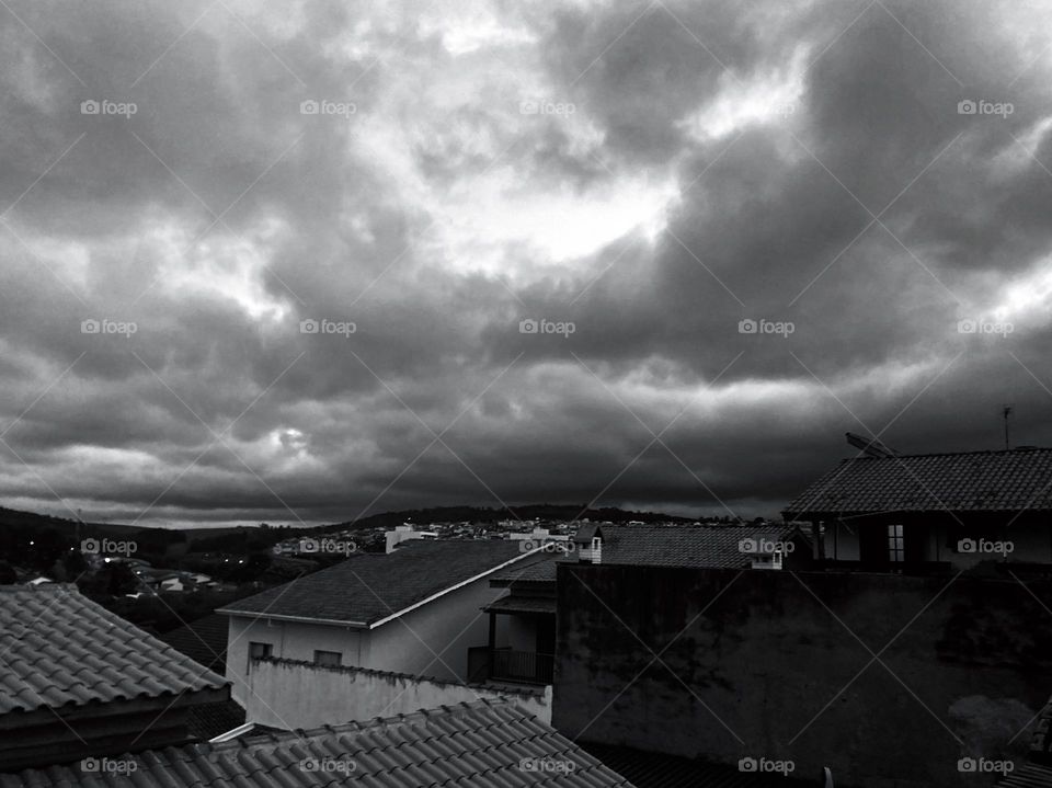 🇺🇸 In Bragança Paulista (Brazil), with the dark clouds coming little by little.  In black and white, the click is also beautiful. / 🇧🇷 Em Bragança Paulista, com as nuvens escuras chegando aos poucos. Em preto-e-branco, o click também é bonito.