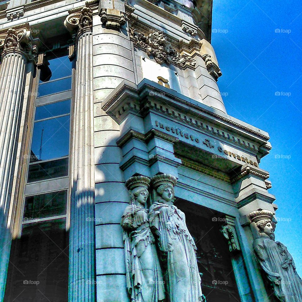 Instituto Cervantes. Cariatides, main entrance