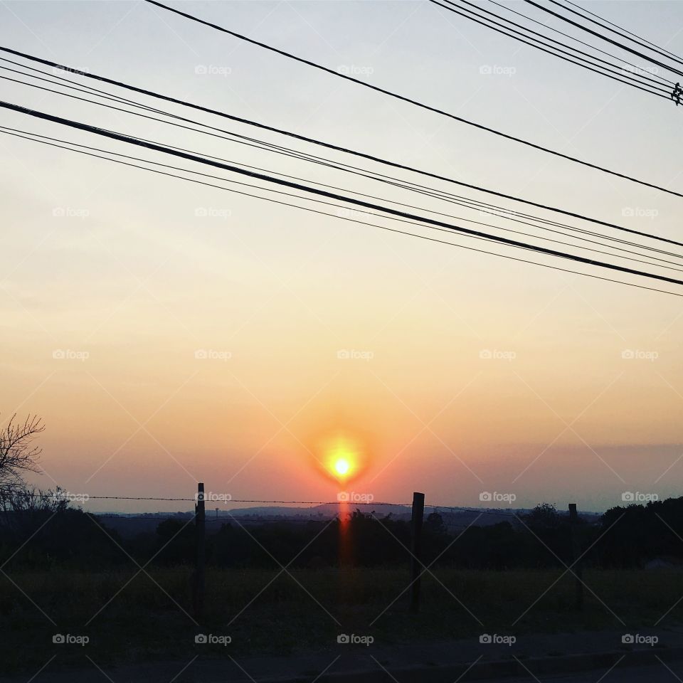 🌄#Entardecer que nos traz motivação!
Como não se inspirar com a beleza da #natureza?
📸 
#fotografia #sol #sun #sky #céu #nature #horizonte #paisagem #landscape #inspiração #mobgrafia #XôStress #FotografiaÉNossoHobby