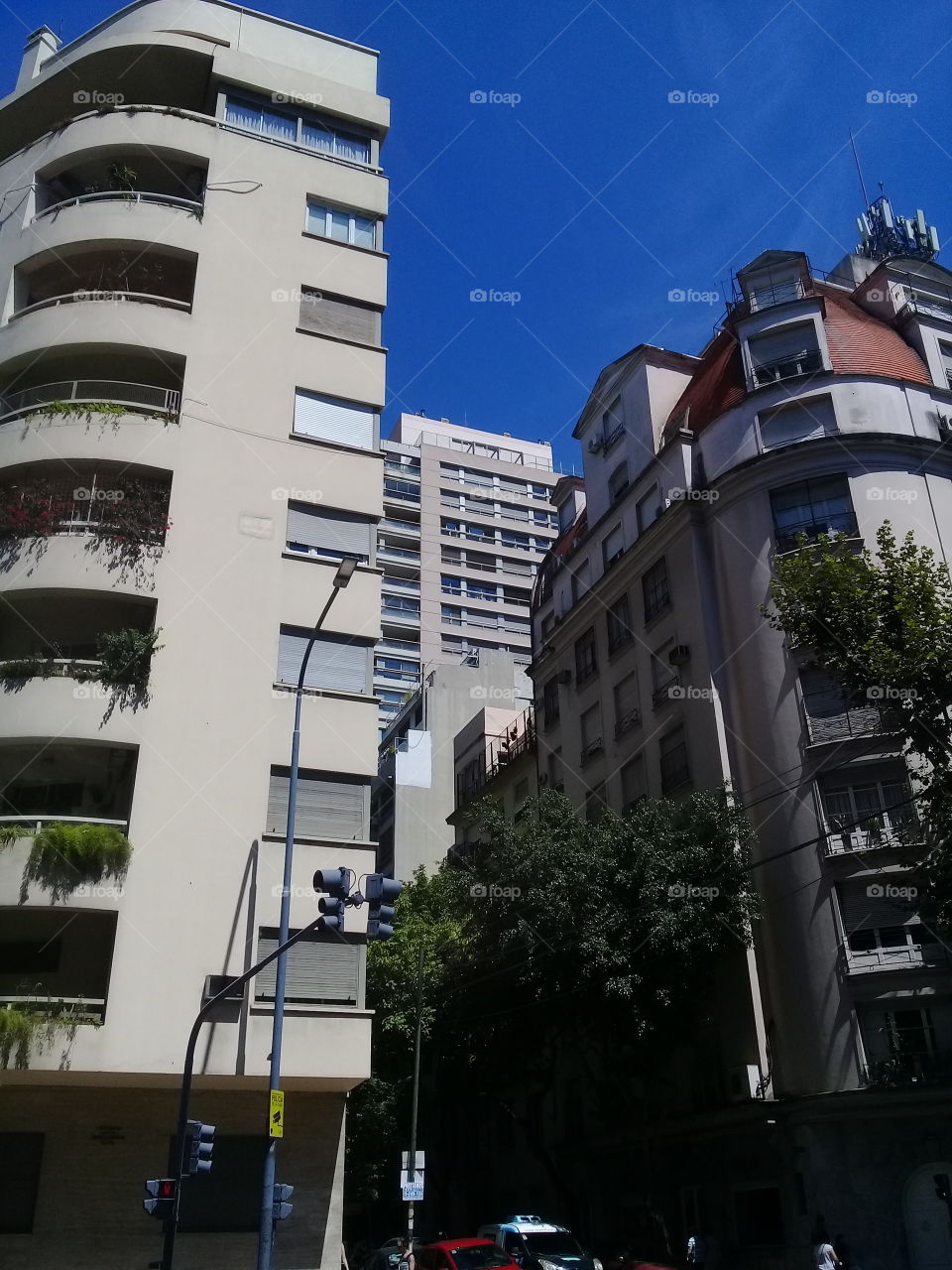 imagen de un conjunto de edificios modernos y antiguos destinados a oficinas y viviendas familiares en una céntrica avenida de la ciudad de Buenos Aires.