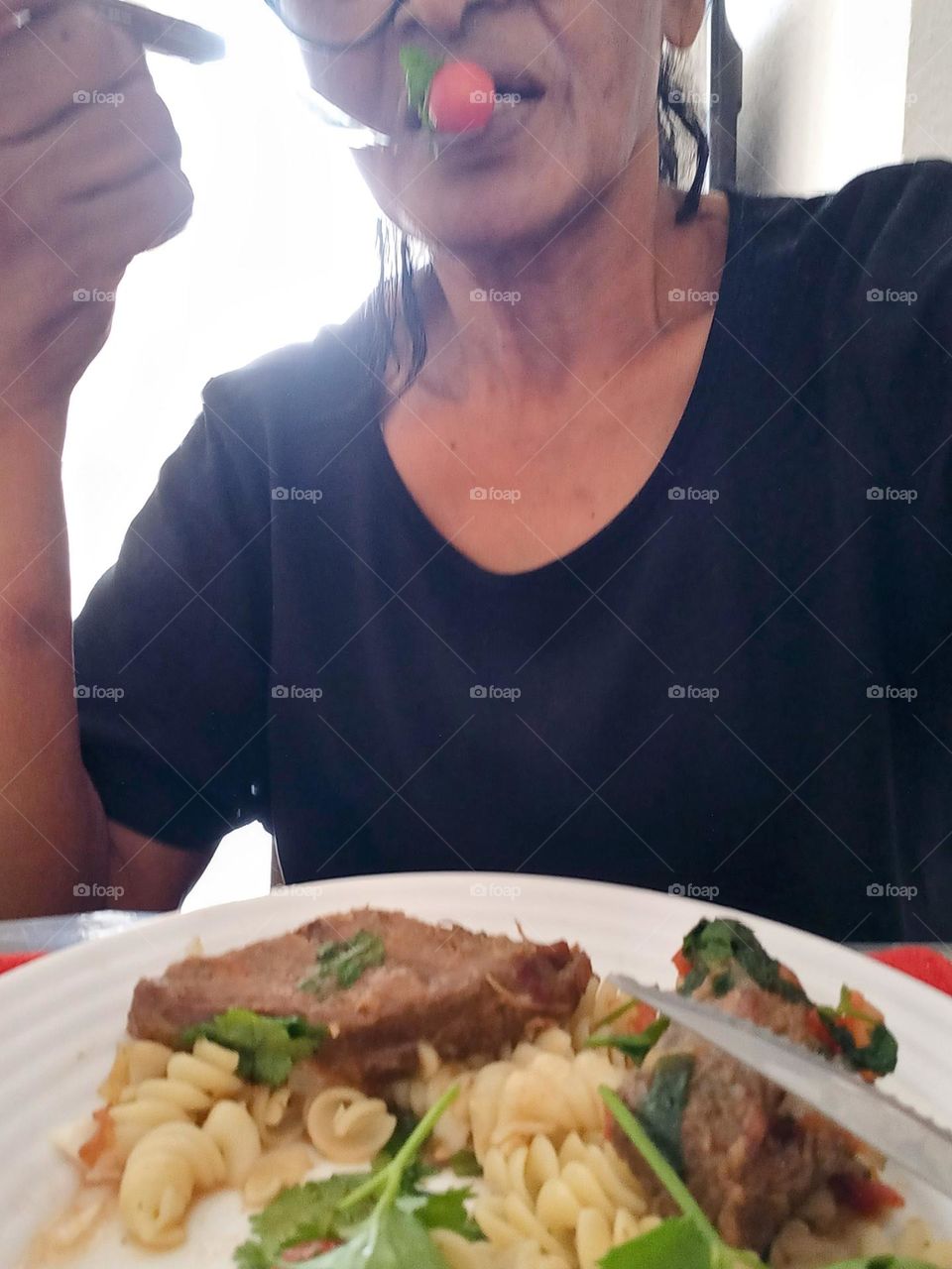 Alimentação  equilibrada  e saudável  é importante para a saúde  e o bem-estar,  pois fornece  ao corpo os nutrientes  necessários  para o seu funcionamento, auxilia na prevenção  de doenças, como anemia, diabetes e obesidade