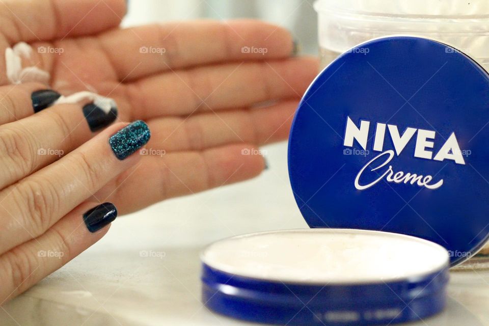 Hydration of hands with Nivea cream