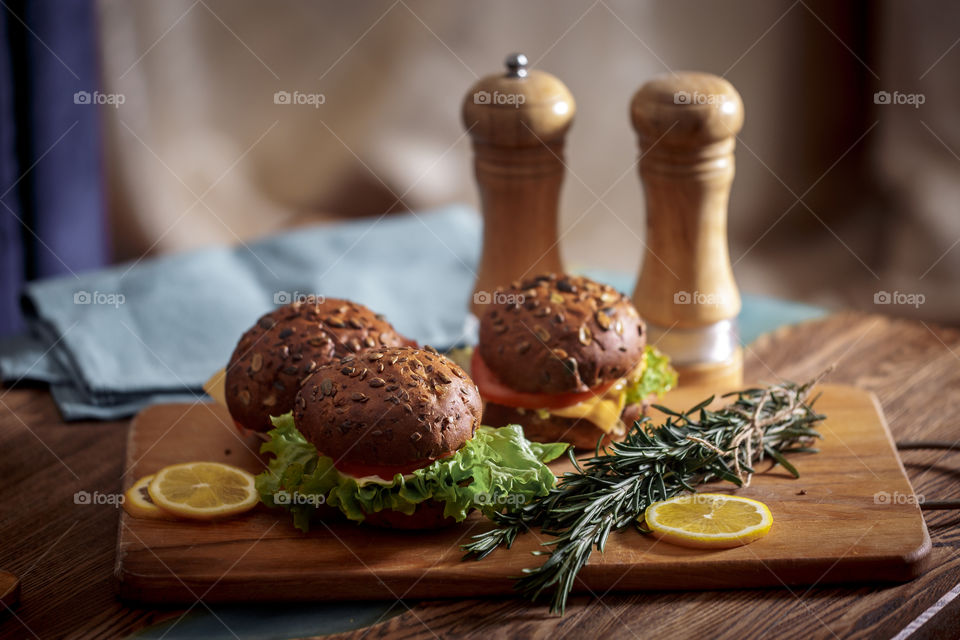 Classic burger with grain bread 