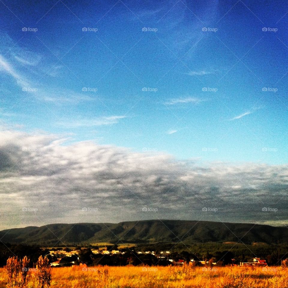 Céu azul com nuvens densas. A imagem da Serra da Ermida, em Jundiaí, num amanhecer bonito. 