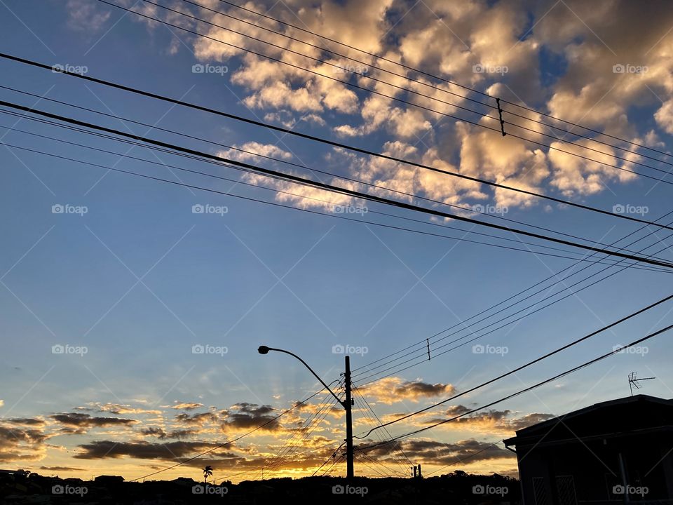 Very beautiful sunset!  Amidst the wires, golden clouds prevail on the horizon. / Entardecer muito bonito! Em meio aos fios, as nuvens douradas prevalecem no horizonte. 