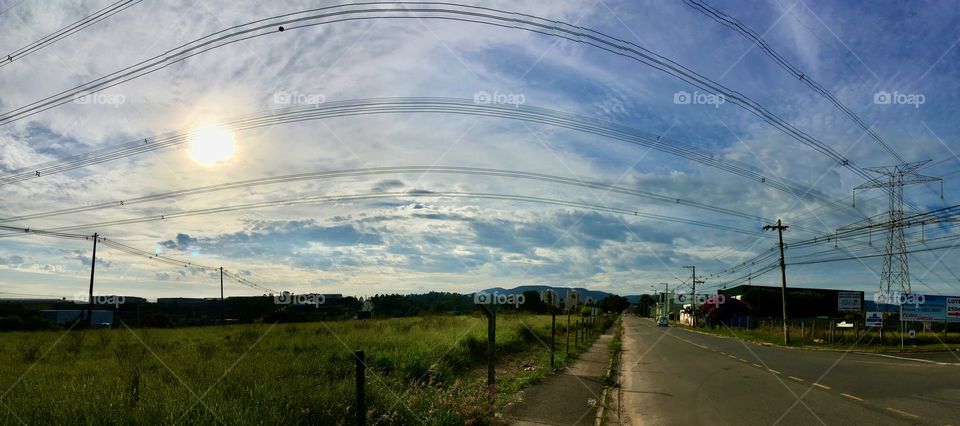 FOAP MISSIONS - Notice the wires in the electricity tower: don't they seem to be swinging in the air, in the middle of infinity? / Repare nos fios da torre de eletricidade: não parecem estar balançando no ar, em meio ao infinito?