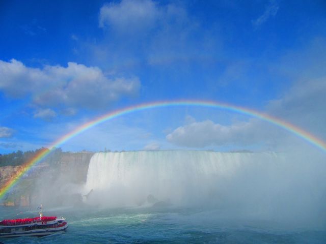 Rainbow and the horn blower at Niagara Falls 
