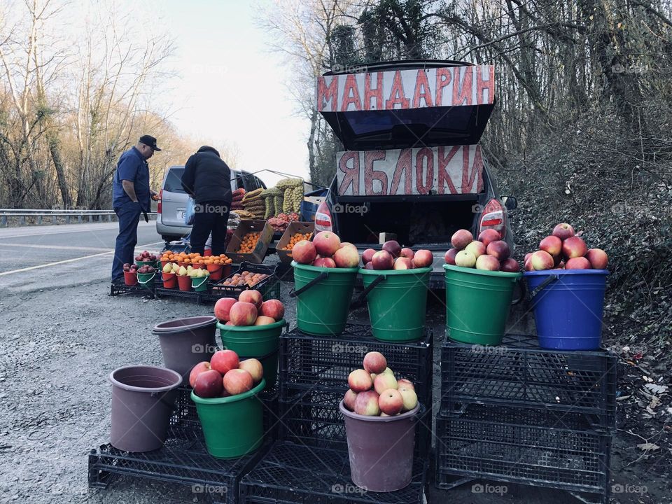 Продажа яблок на дороге 