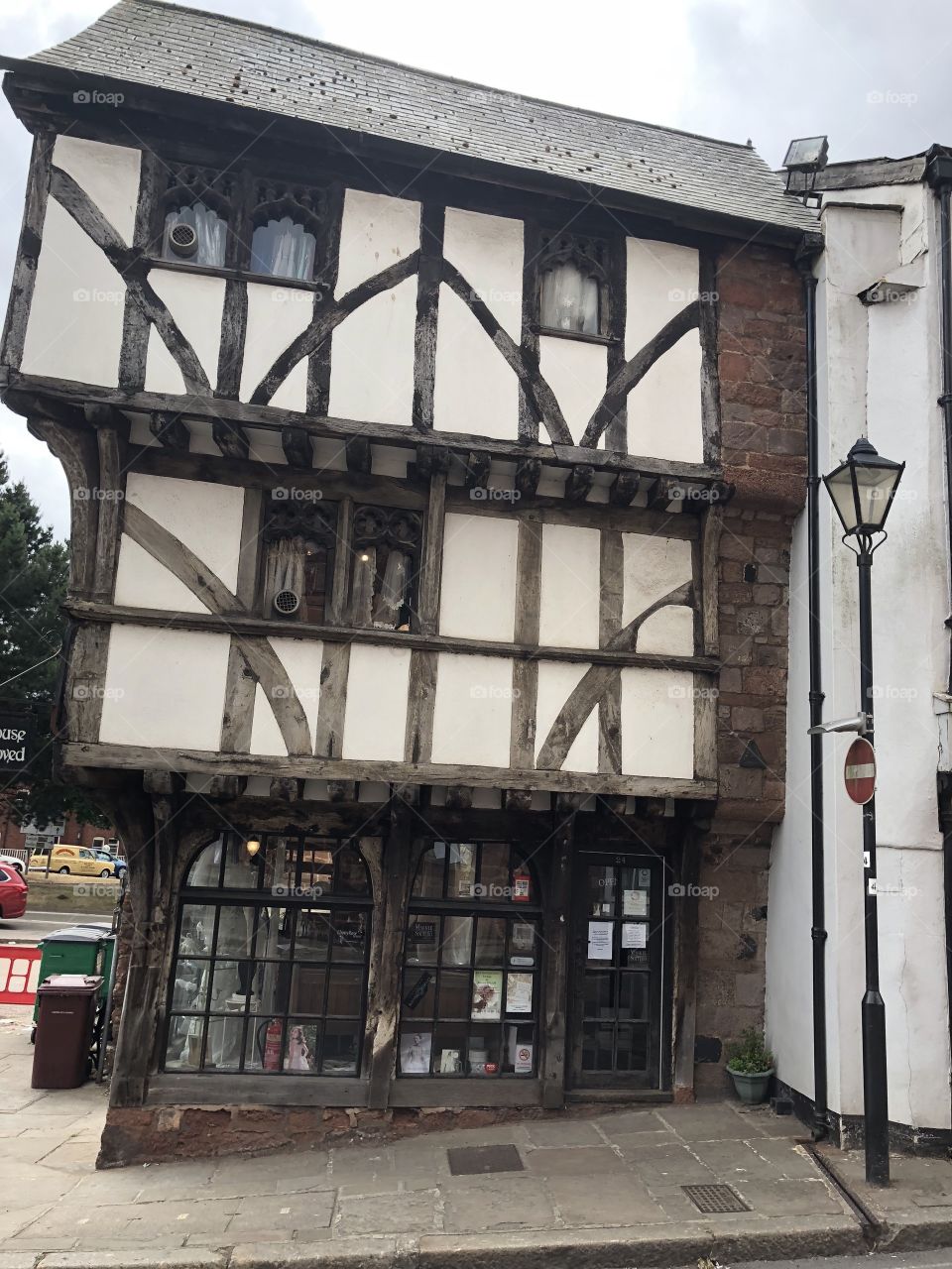 A side view of the lovely historical “House That Moved” brick by brick, no mean feat for anyone.