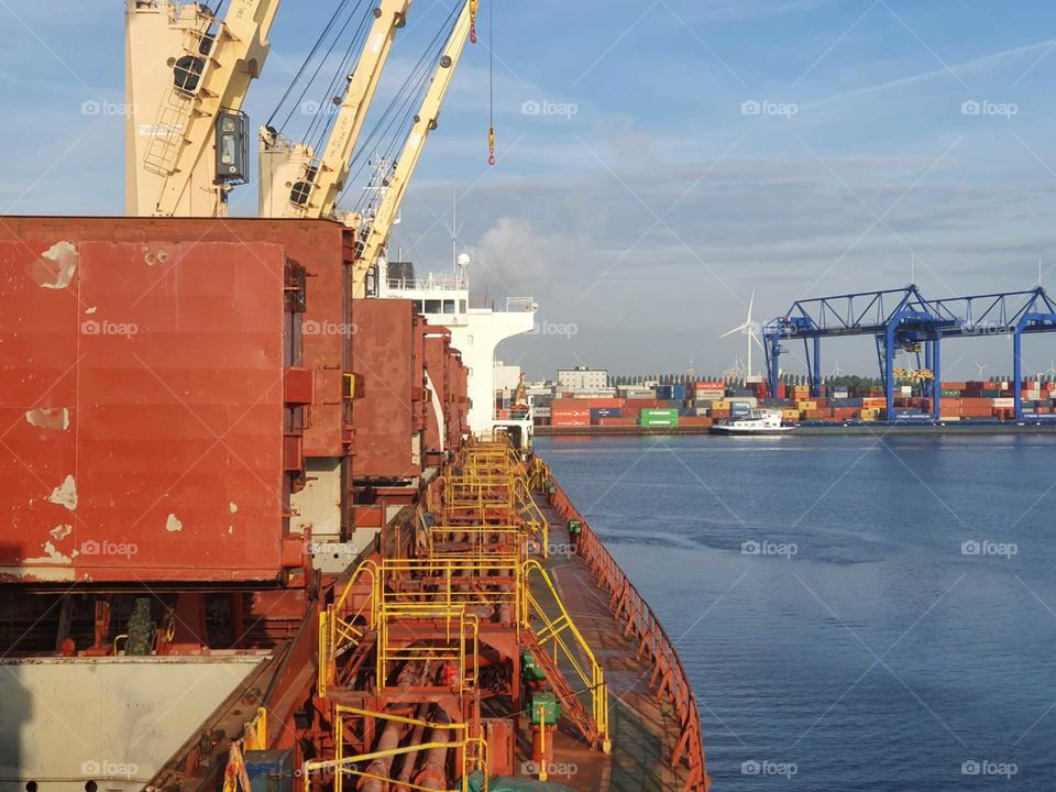 Werk schip op het water in de haven van Amsterdam. Oud ijzer