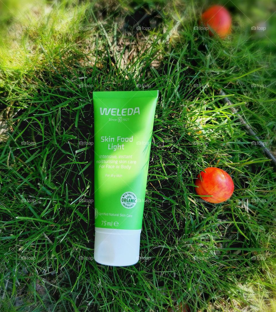 Weleda skin food light