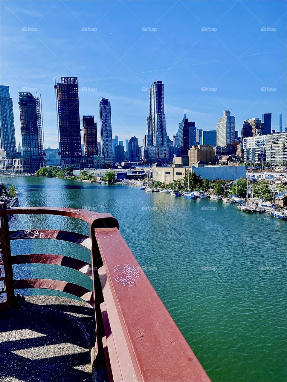 This is the gorgeous view from the „Pulaski Bridge“ at „Newtown Creek“ in LIC, Queens looking at the skyline of LIC and further away of „Manhattan“ on a beautiful sunny Indian summer day in 2023. Hypnotic Productions