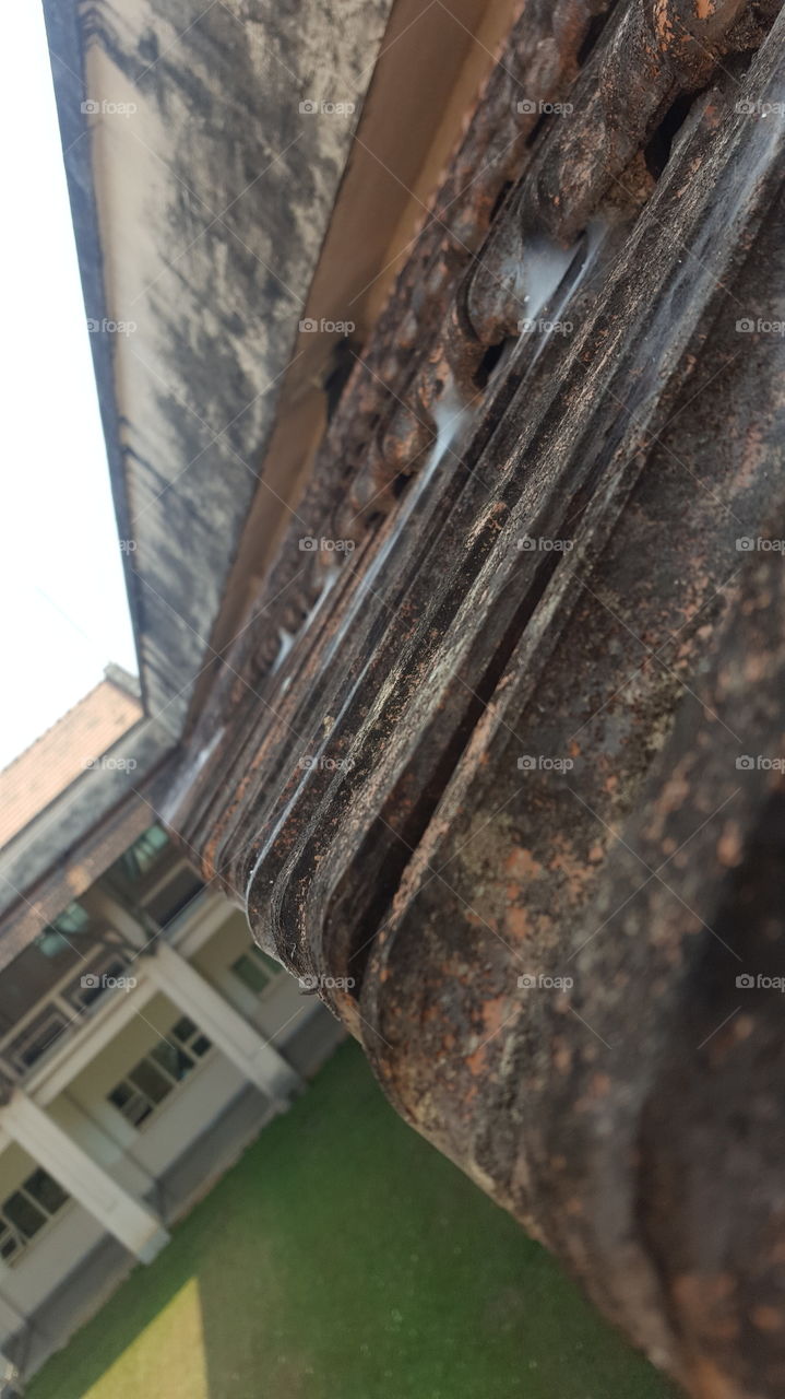 (t)Rusty old roof tile