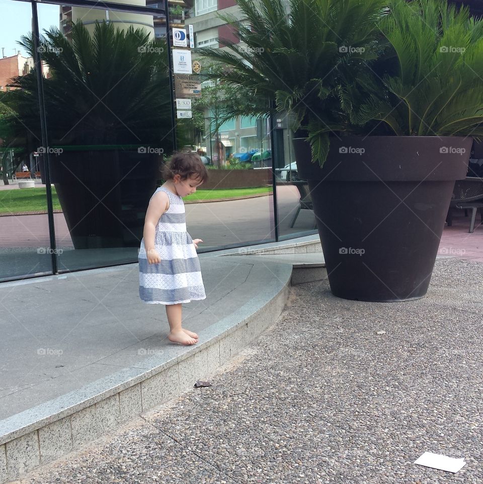 A little girl wait wind.