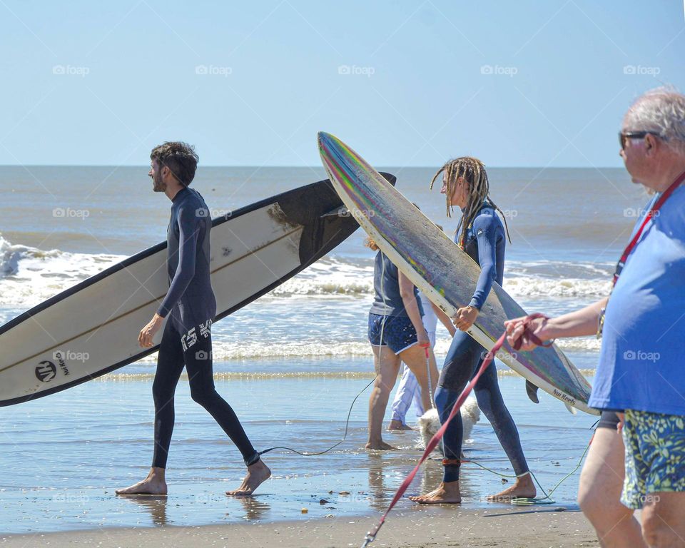 hombres en la playa