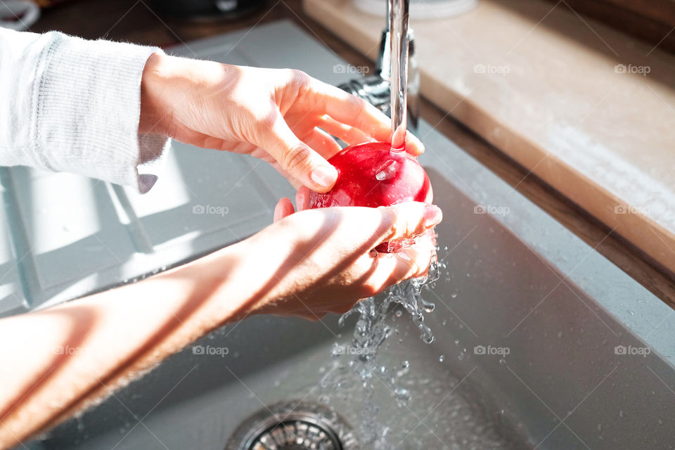 Washing apple