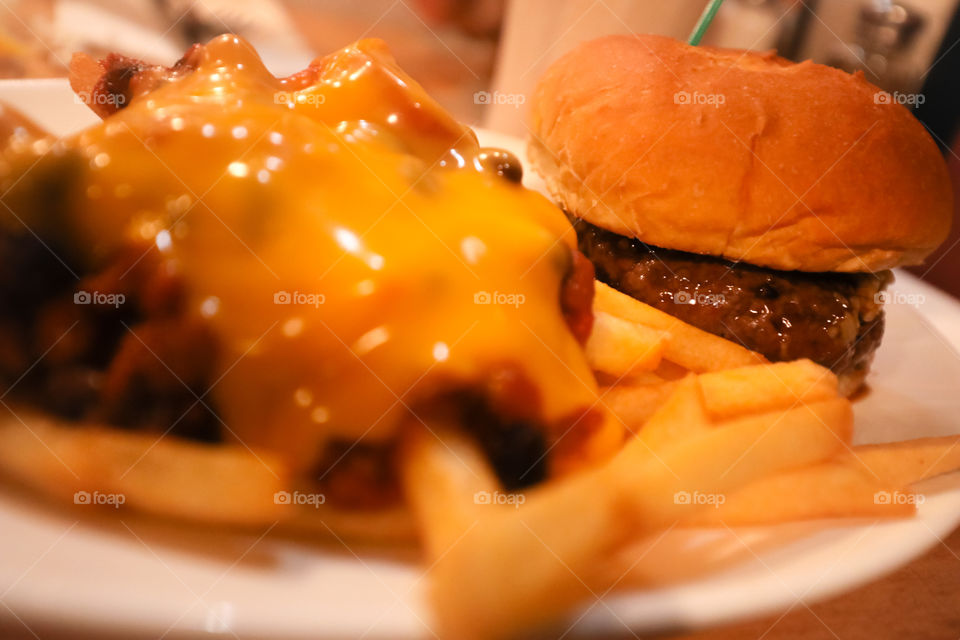 Probably not the healthiest midnight snack,
but it’s okay to have a craving for those chilli cheese fries and juicy hamburgers once in a while right?🍔
Okay, okay, and that pizza midnight snack that I had that other day.
Anyone else with me on this? 😂

Maybe I need to post my asparagus and broccoli next time to feel like a healthy person. 🤔