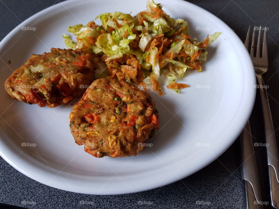 Vegetable balls and salad