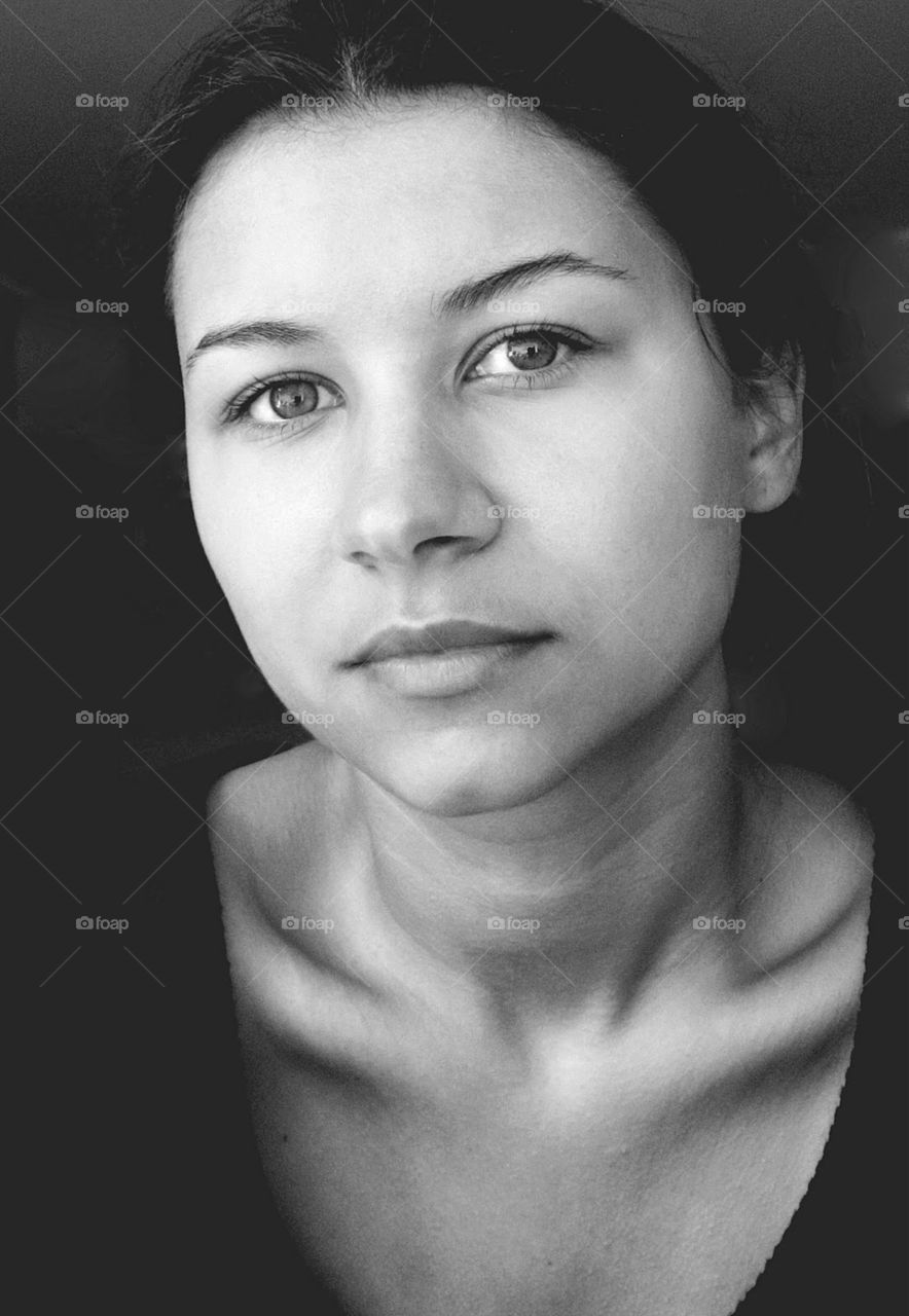 B/w Portrait of brunette 