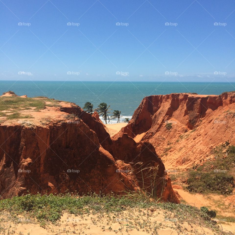 Discovering the ocean: after the cliffs of Morro Branco, in Ceará (Brazil), you can see the Atlantic so immense! / Descobrindo o oceano: após as falésias de Morro Branco, no Ceará (Brasil), você enxerga o Atlântico tão imenso!