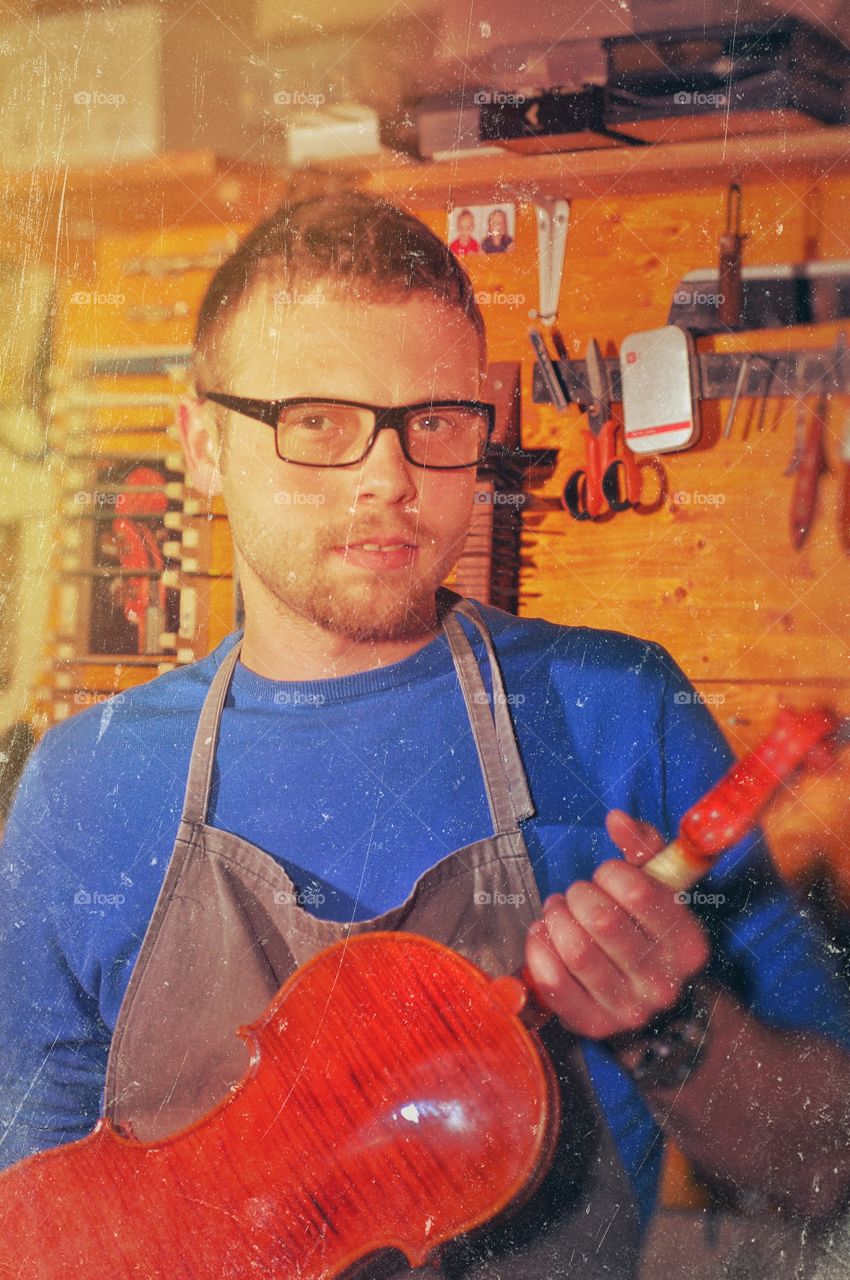 Violinmaker Maestro Cubanzi 