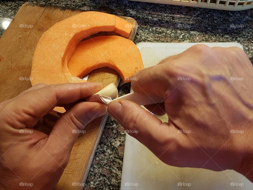 Peeling the garlic