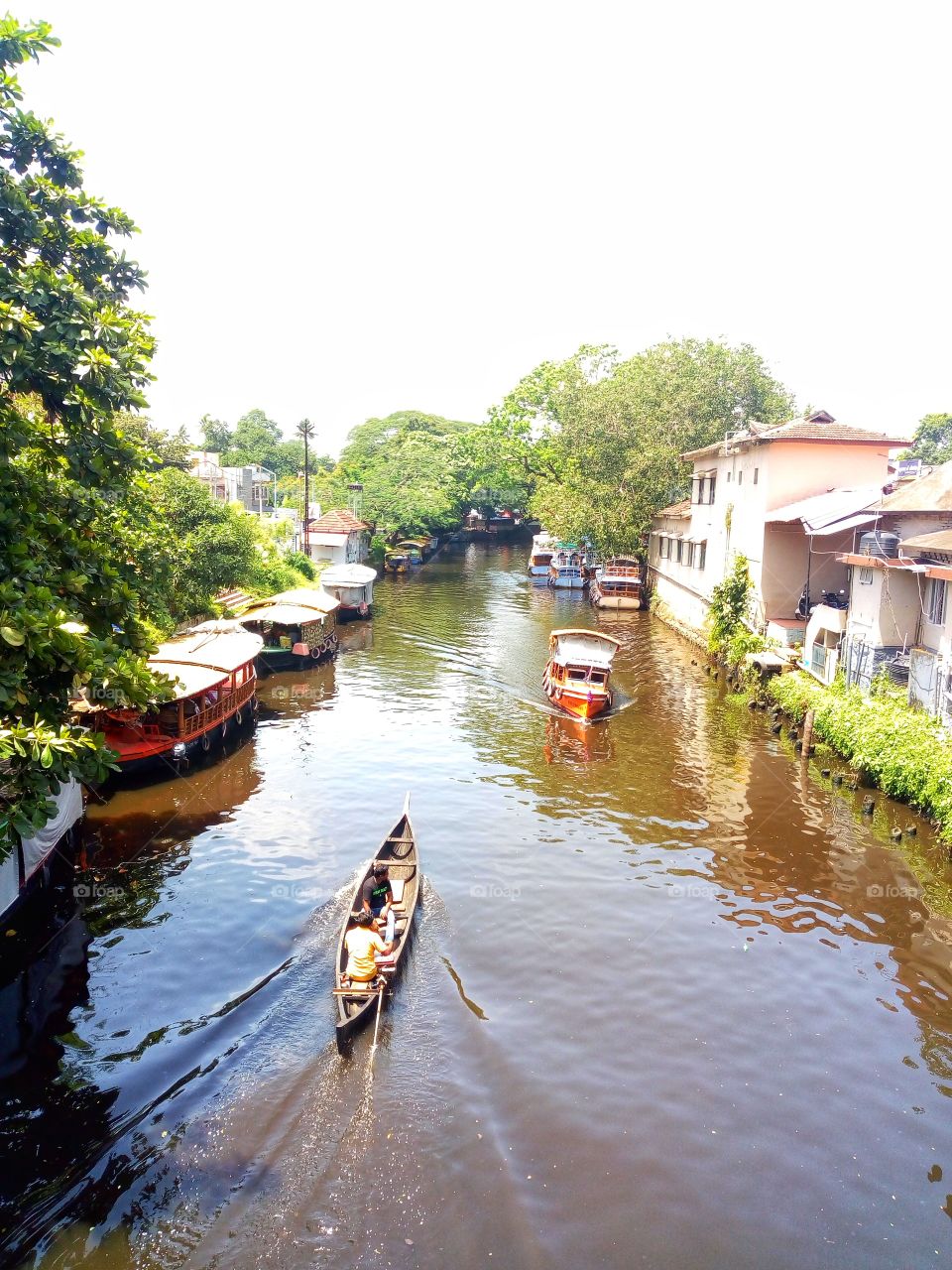 Alappuzha the Venese of the East:History says Alappuzha had trade relations with ancient Greece and Rome in B.C and in the Middle Ages.Carved out of erstwhile Kottayam & Kollam(Quilon)districts,Alleppeydistrict was formed on 17th of August1957.Kerala