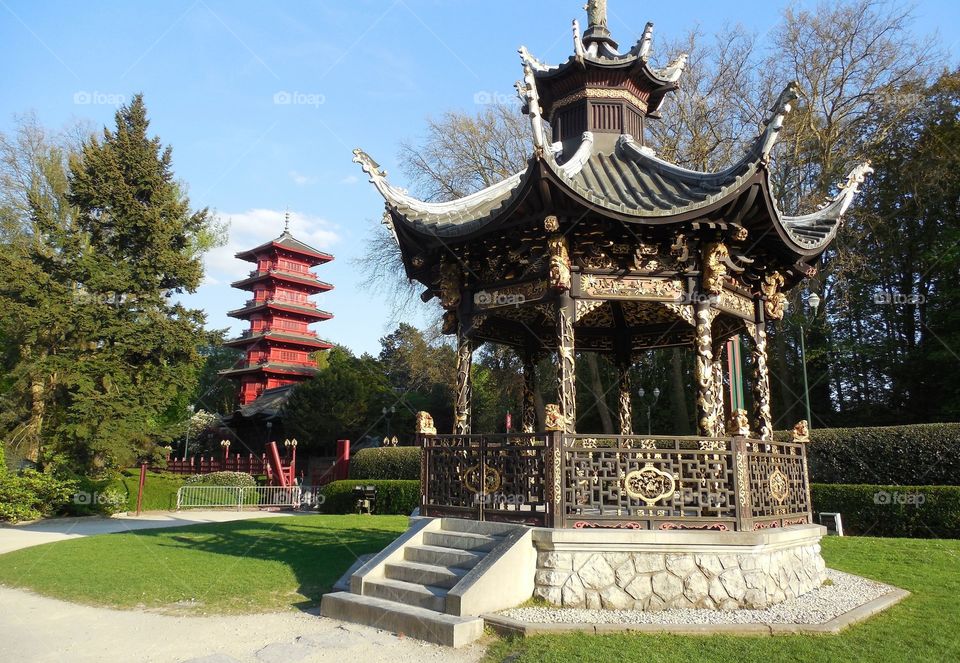Pavilion chinois et tour japonais