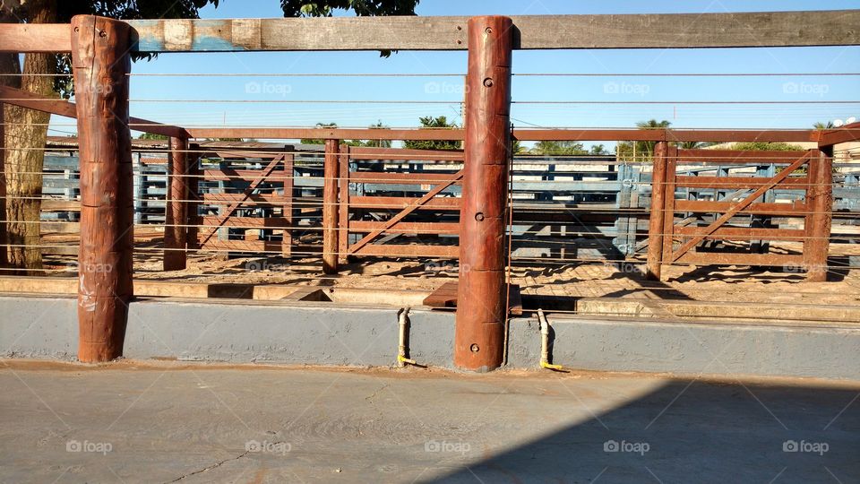 Curral com palanques de madeira. Paus, tábuas e cabos de aço. Para bovinos e equinos.