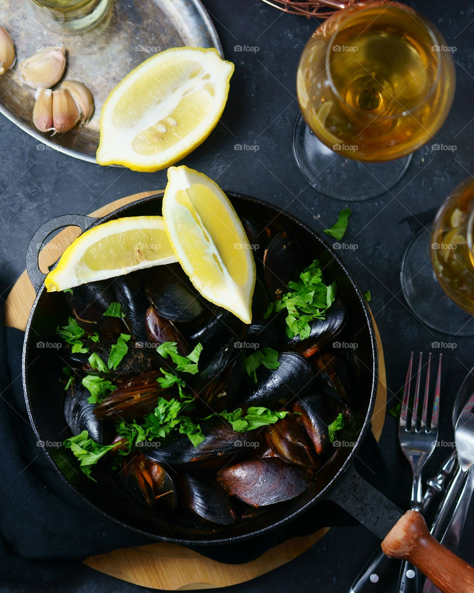 pan of mussels