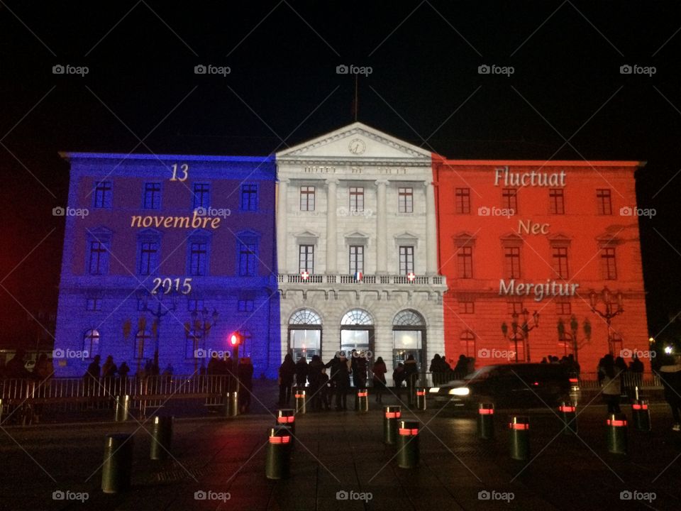 Hommage aux victimes des attentats de Paris le 13 novembre 2015 sur la façade de l'hôtel de ville à Annecy (Haute-Savoie, France)