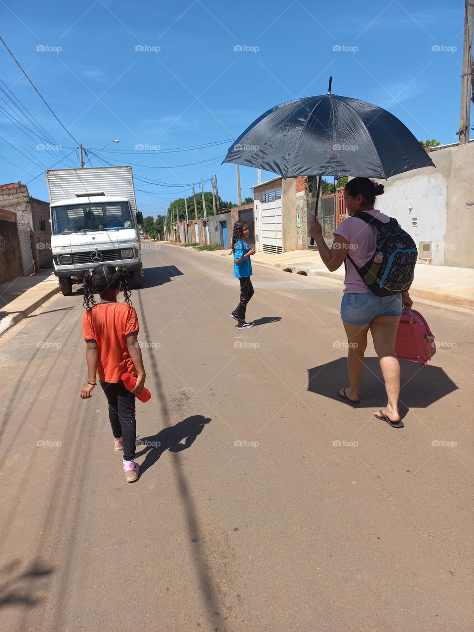 A fotografia  é uma linguagem  universal,  que pode transmitir emoções e  sentimentos . Quando fotografamos passamos a observar as pessoas e a natureza ao nosso redor. A partir daí nossa visão do mundo torna-se mais sensível  e crítica.
