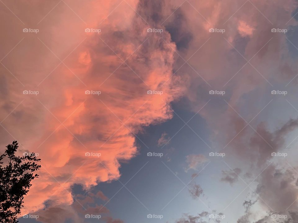 Unique peach colored cloudscape.