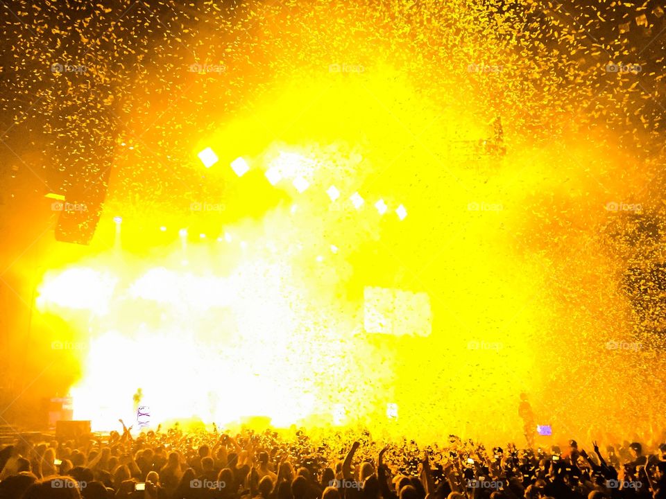 Concert finally explosion of confetti 