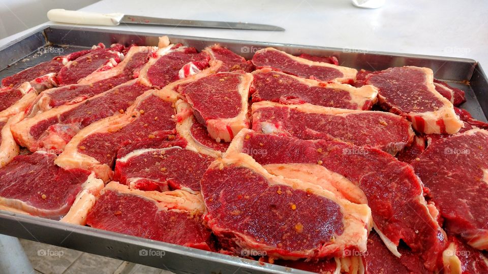 Mantas de carne bovina com gordura. Contra filé para churrasco.