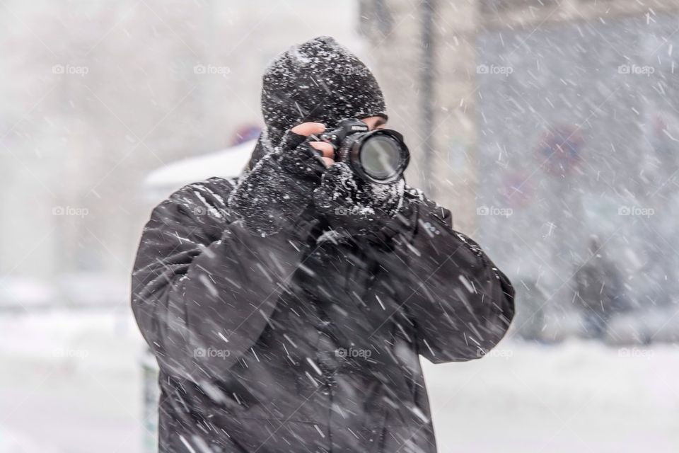 photographer during a snowing day