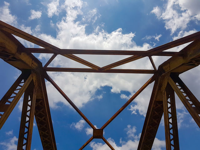 metal from bottem to see the sky