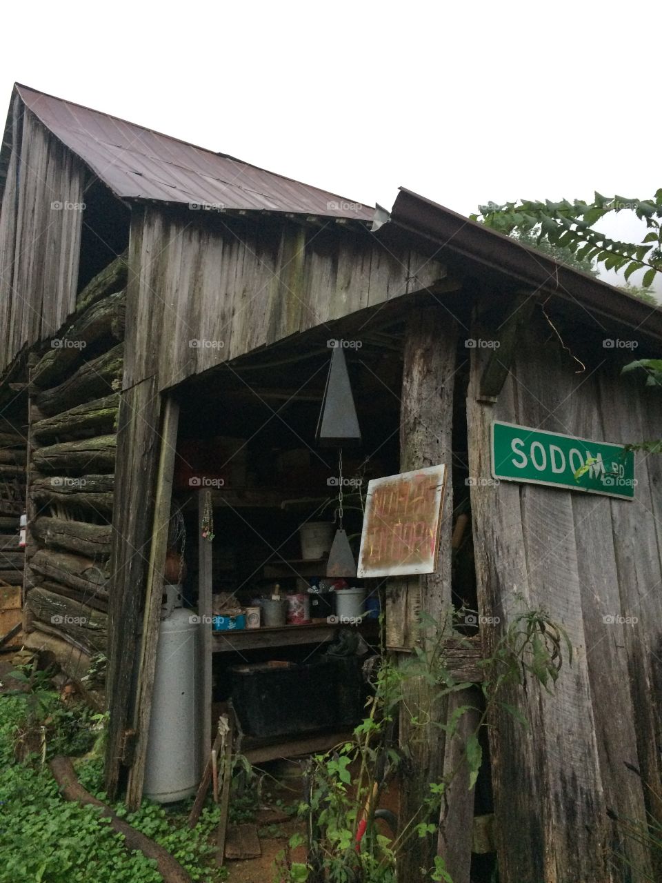 Old barn with art and sign “Sodom st”
