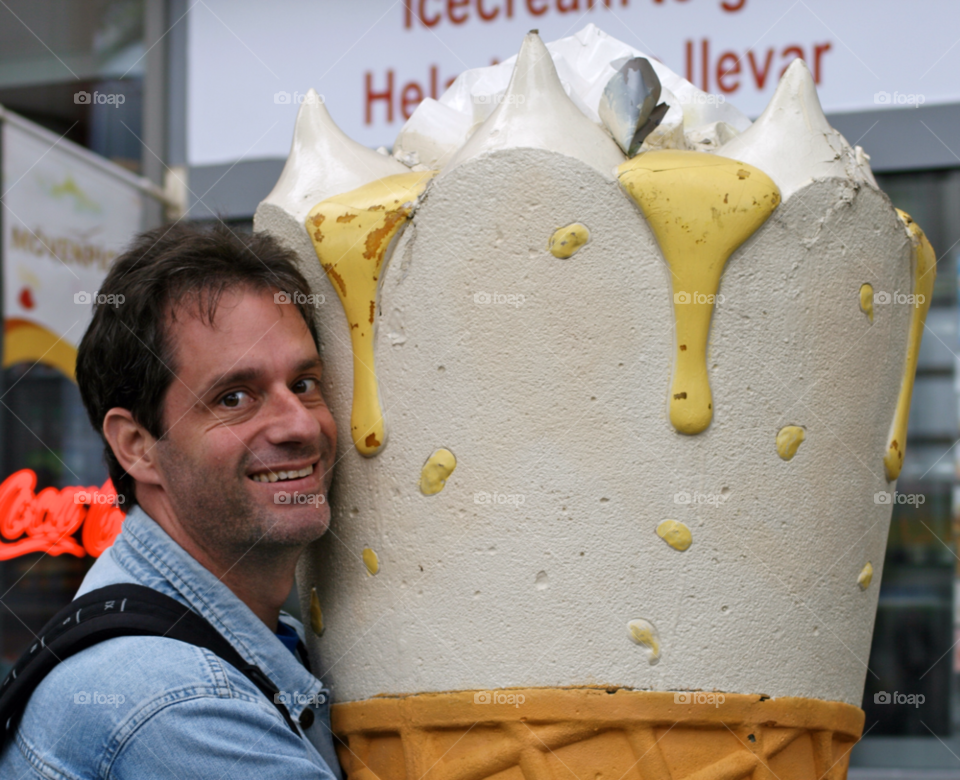 Love ice cream . He loves ice cream 