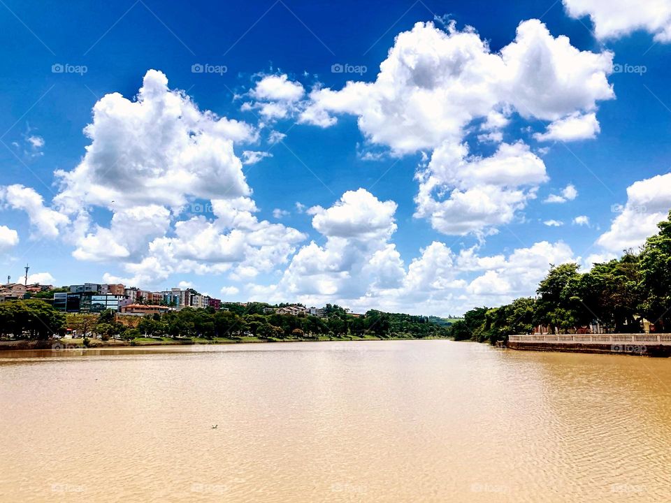 Ao passar por Bragança Paulista para cumprir o segundo turno de trabalho, impossível não clicar aqui!

Lago do Taboão, meio dia: 