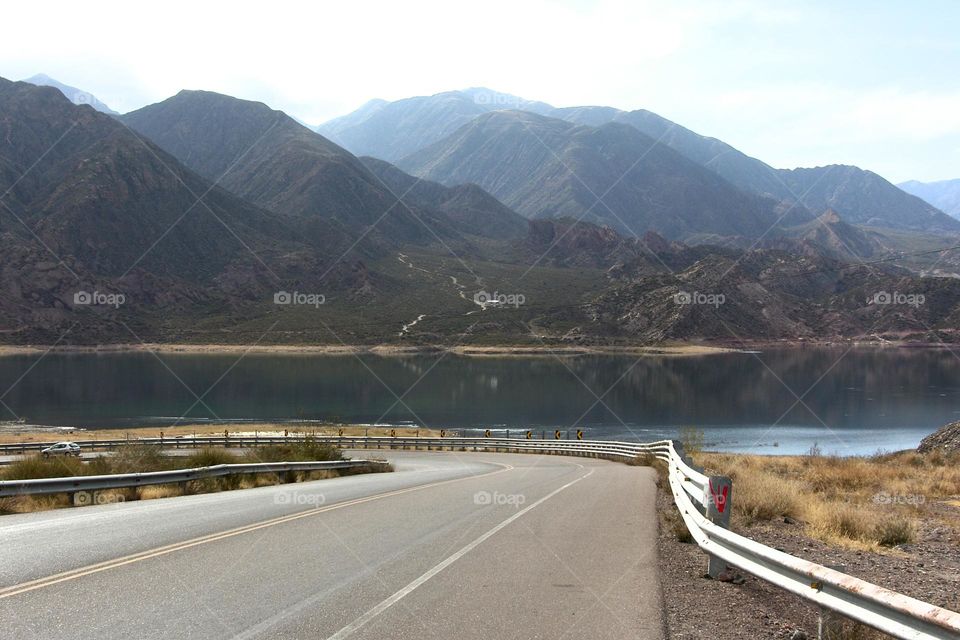 paisaje de ruta y lago en la montaña