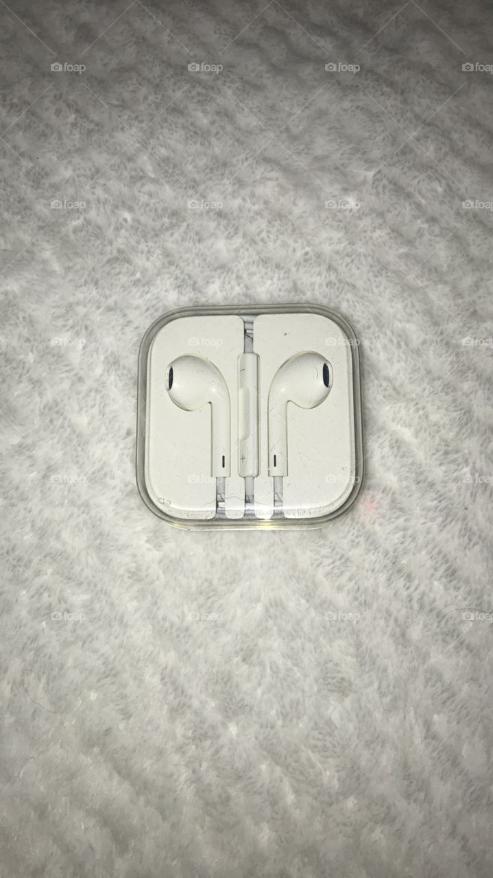 Random picture of white Apple headphones in their original case