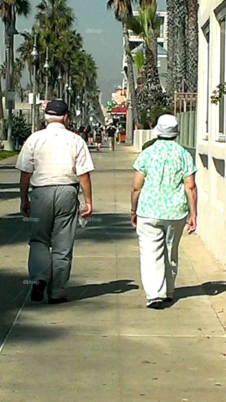 Elderly couple on Venice Beach 