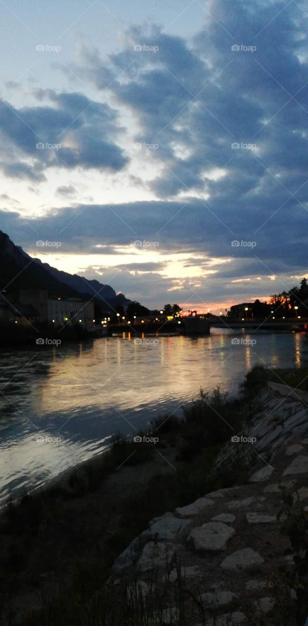 Stadt, Land, Fluss, Abenddämmerung 
