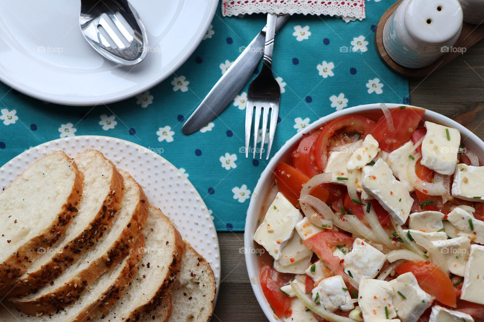 Tomatoe salad and freshly baked bread